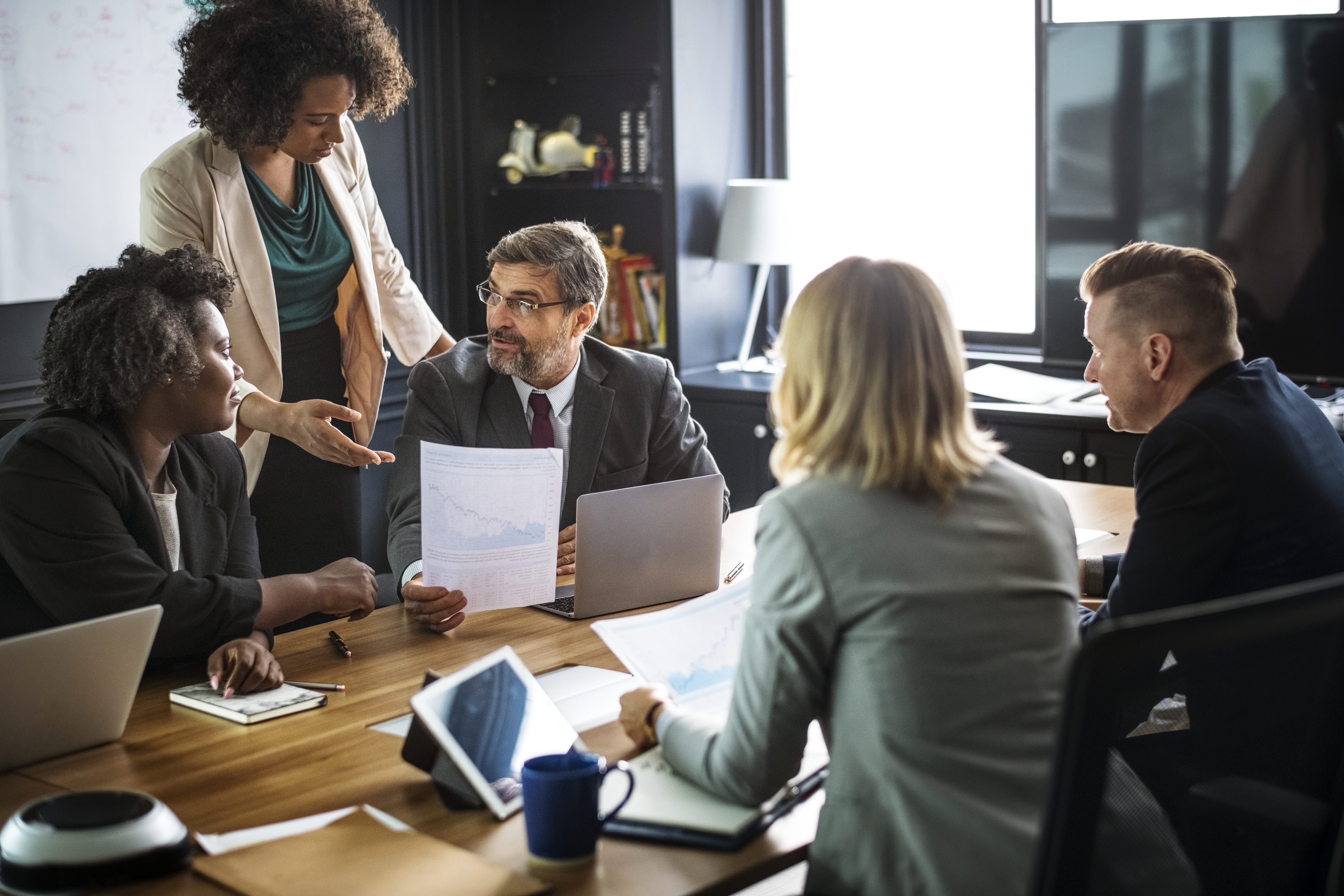 Equipe corporativa em ambiente de trabalho saudável